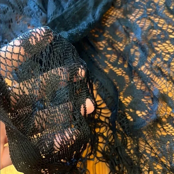 Elegant Black Lace Shawl - Picture 2 of 3